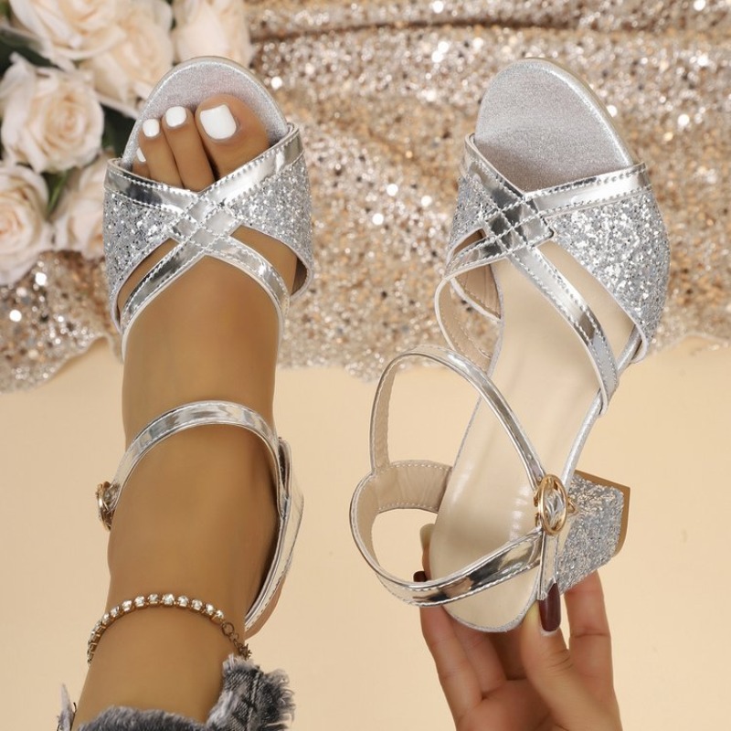Wedding Fx - รองเท้าส้นบล็อกแบบเปิดนิ้วเท้าประดับสายไขว้สีทองวิบวับ พร้อมหัวเข็มขัดรัดข้อเท้า เหมาะสำหรับงานพรอม งานแต่งงาน งานปาร์ตี้ หรืองานเลี้ยง